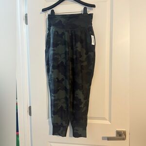 NWT Old Navy size S petite camo high waisted power soft pocket joggers